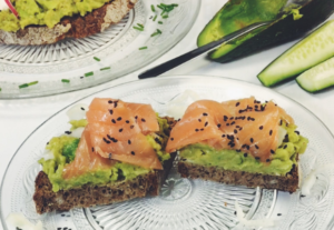 Avocado toast con crudo e fiocchi di latte